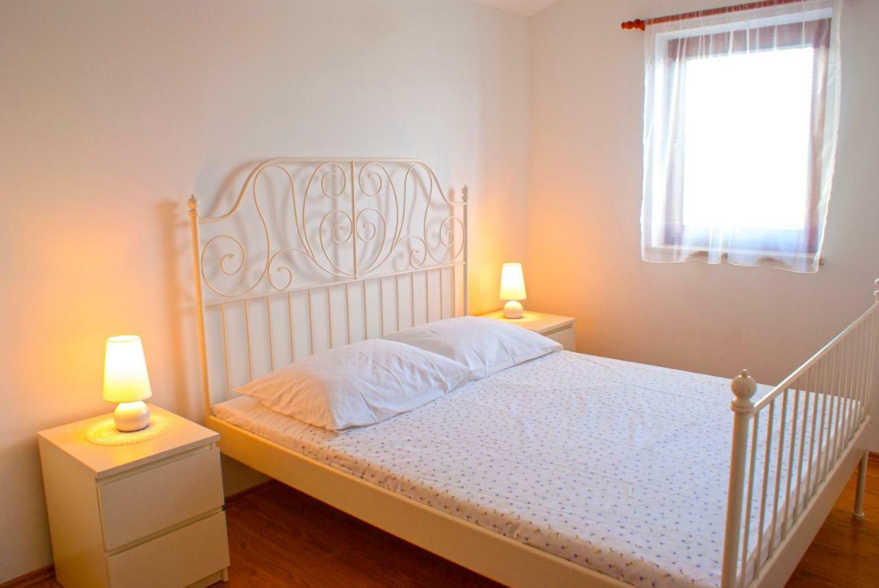 Apartmani Ribarica**** Karlobag Luaran gambar